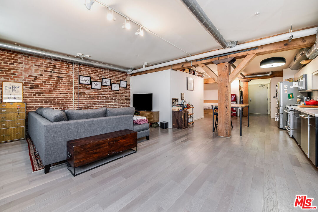 527 Molino St Unit: 206