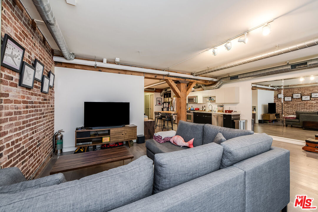 527 Molino St Unit: 206