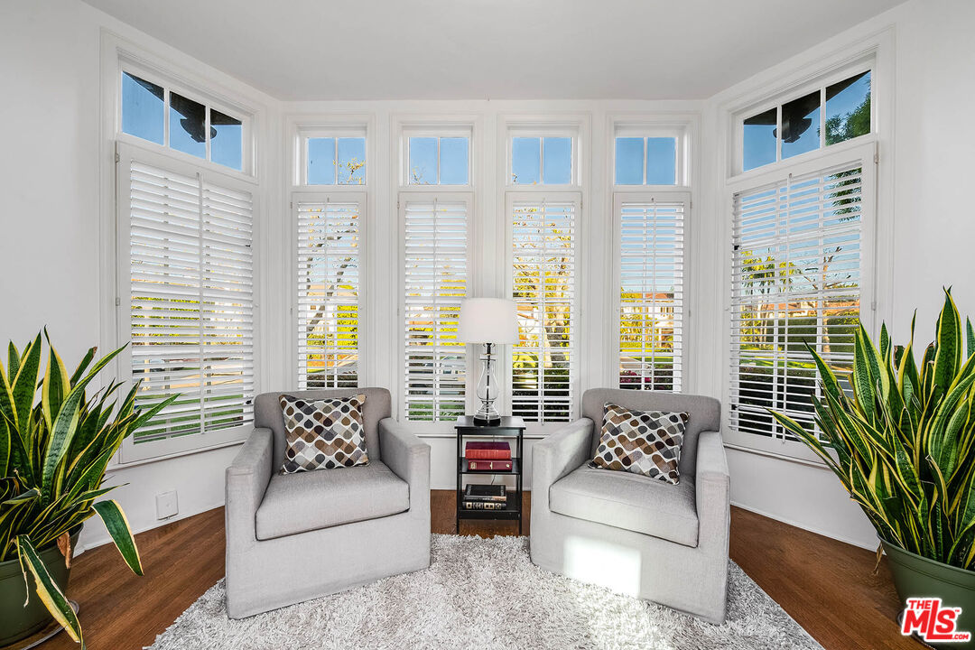 157 N Las Palmas Ave