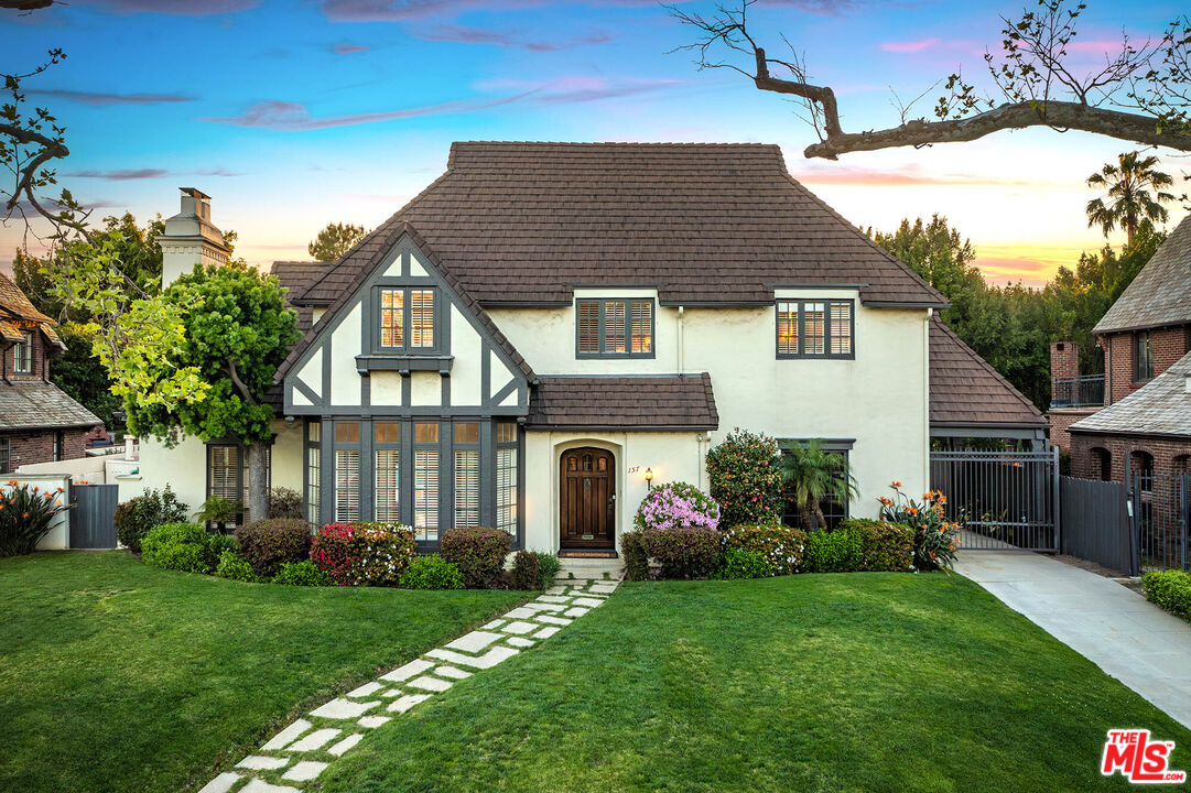 157 N Las Palmas Ave