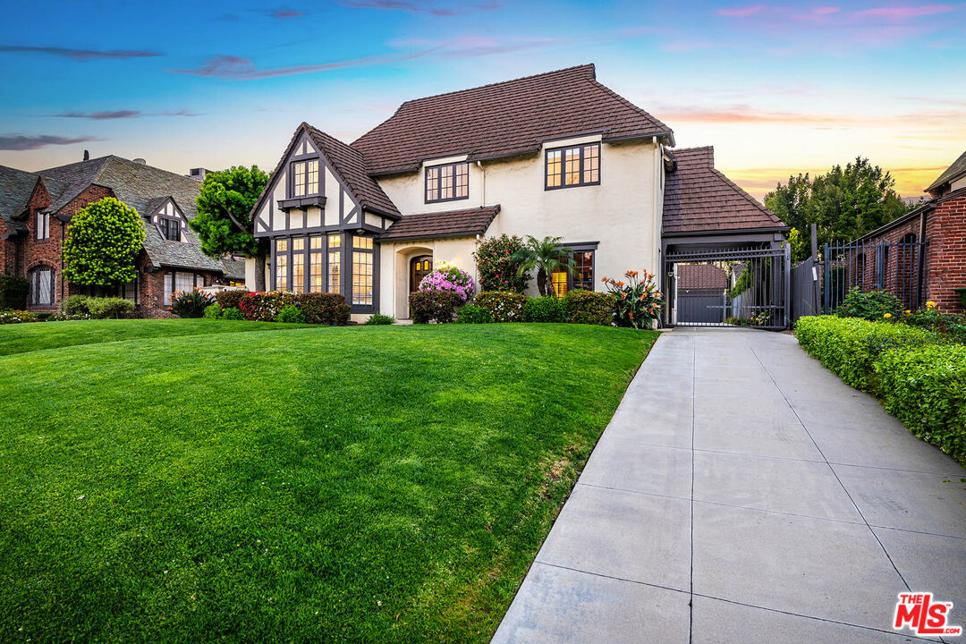 157 N Las Palmas Ave