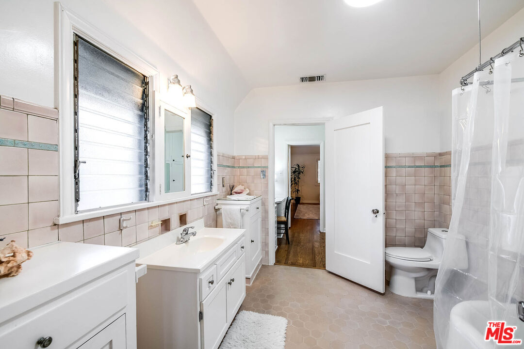 157 N Las Palmas Ave