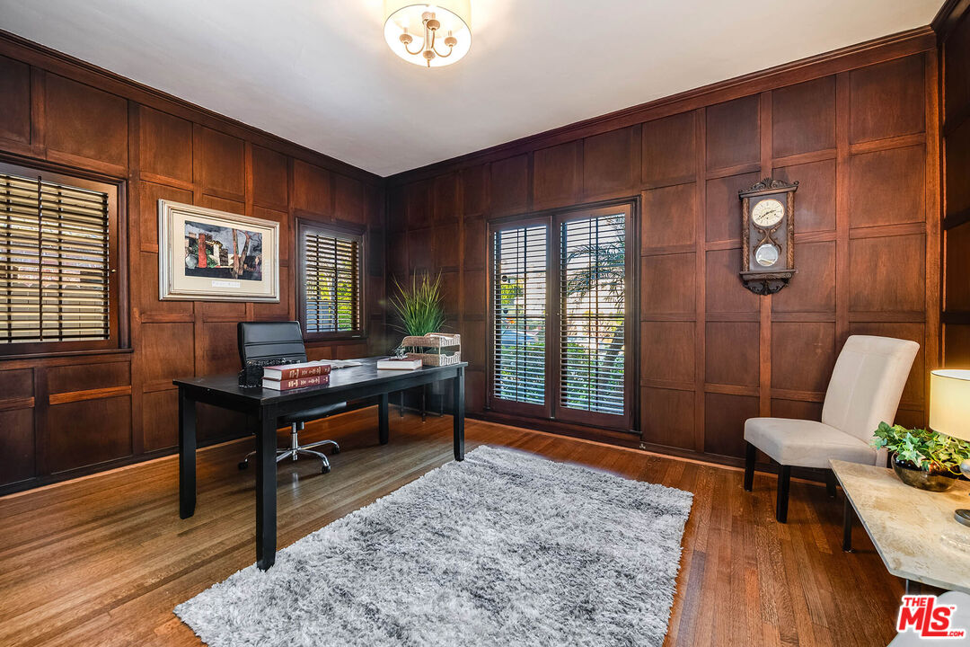 157 N Las Palmas Ave