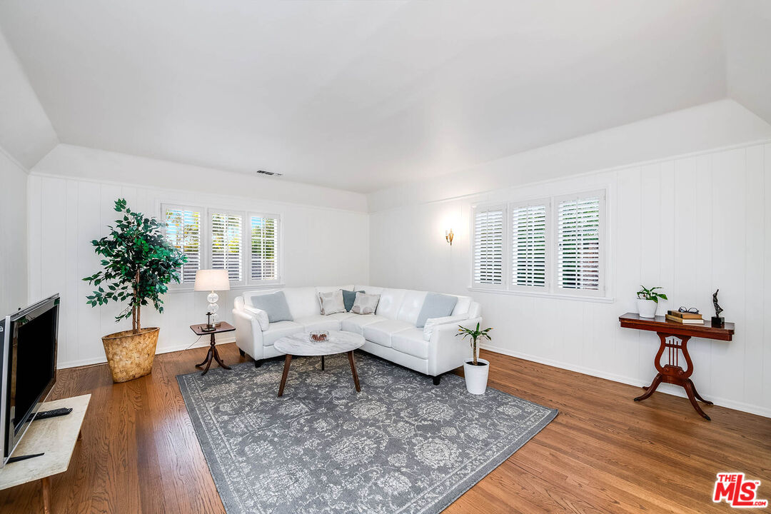 157 N Las Palmas Ave