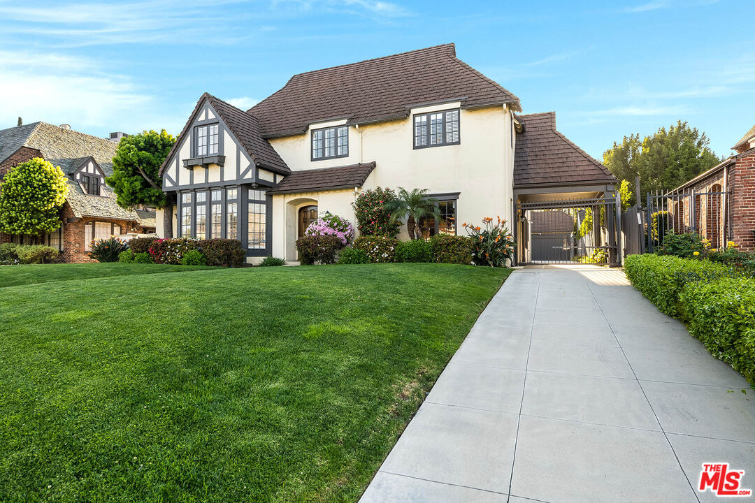 157 N Las Palmas Ave