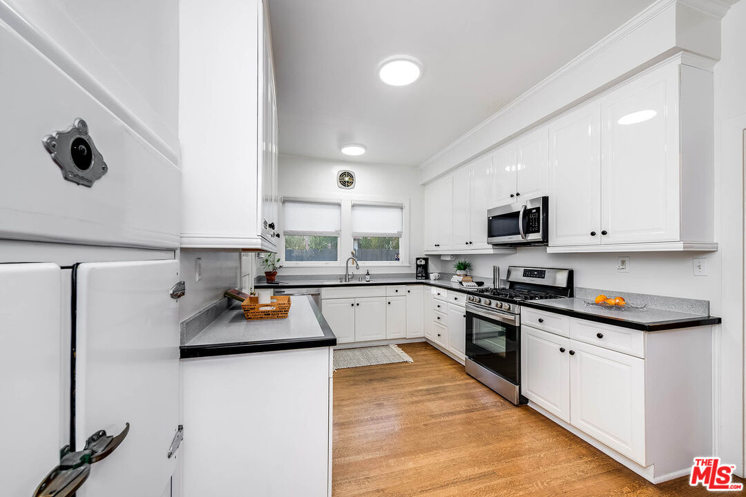 157 N Las Palmas Ave