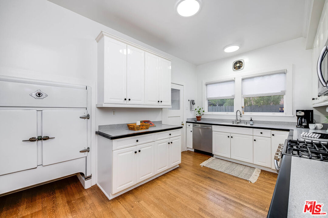 157 N Las Palmas Ave