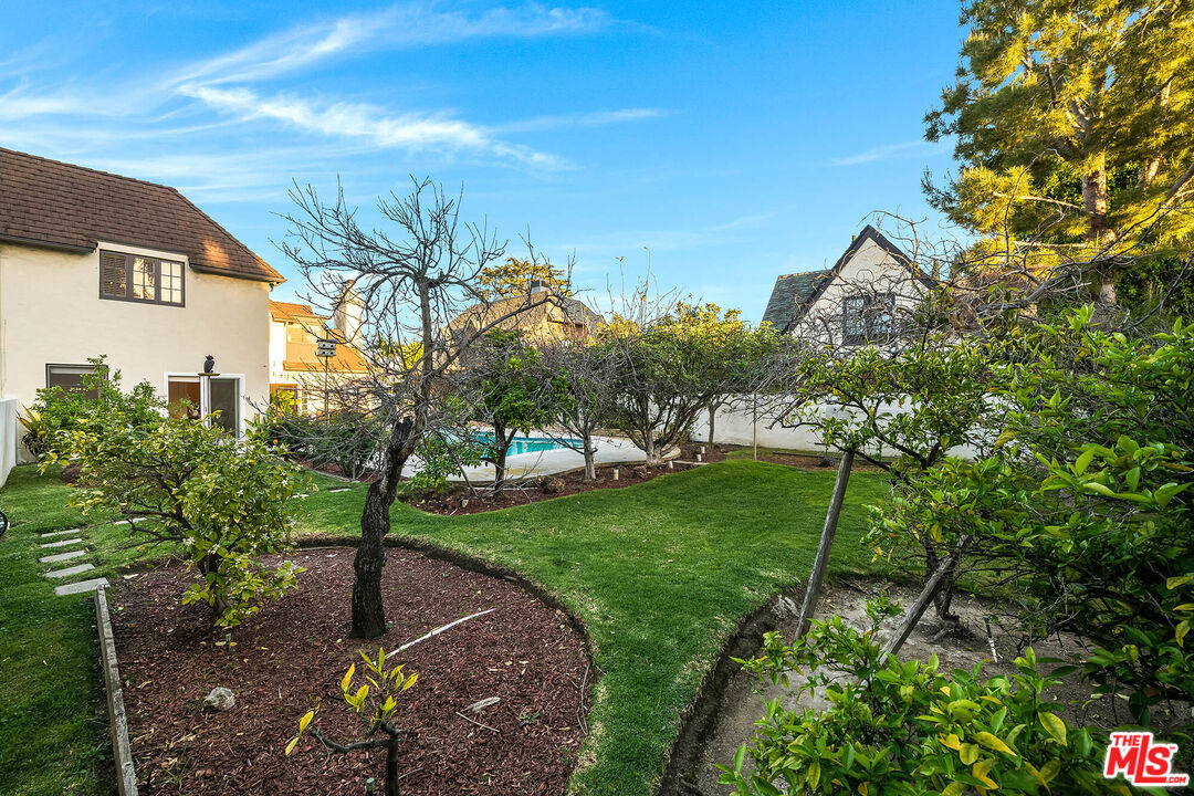 157 N Las Palmas Ave