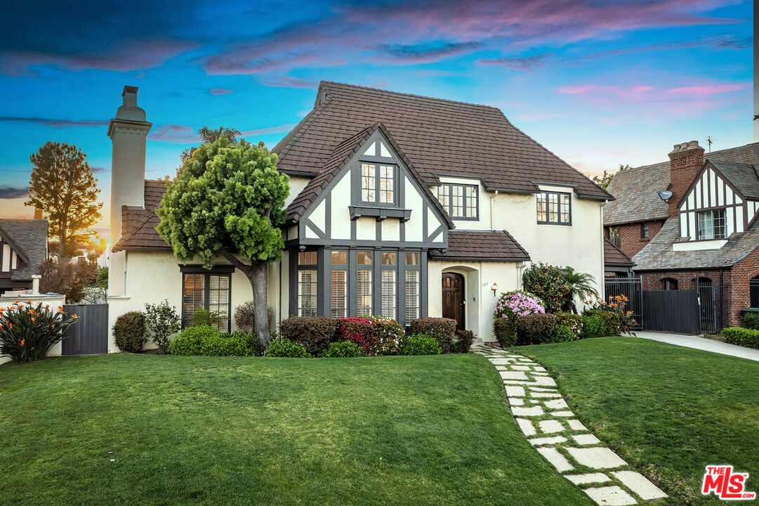 157 N Las Palmas Ave