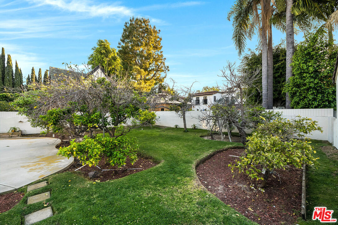 157 N Las Palmas Ave