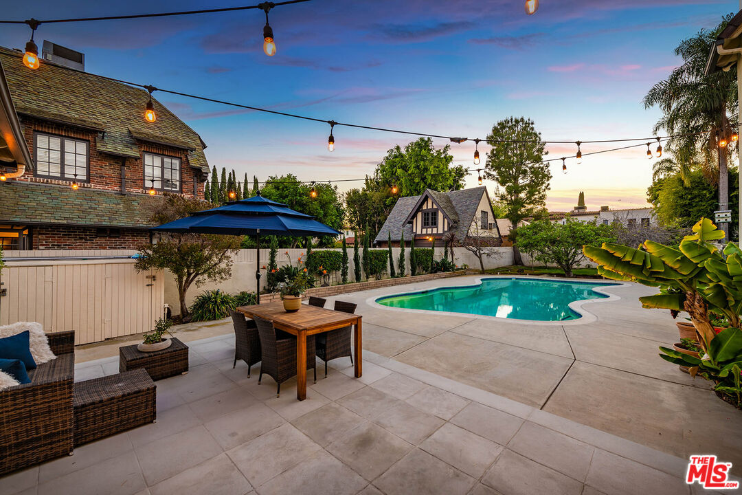 157 N Las Palmas Ave