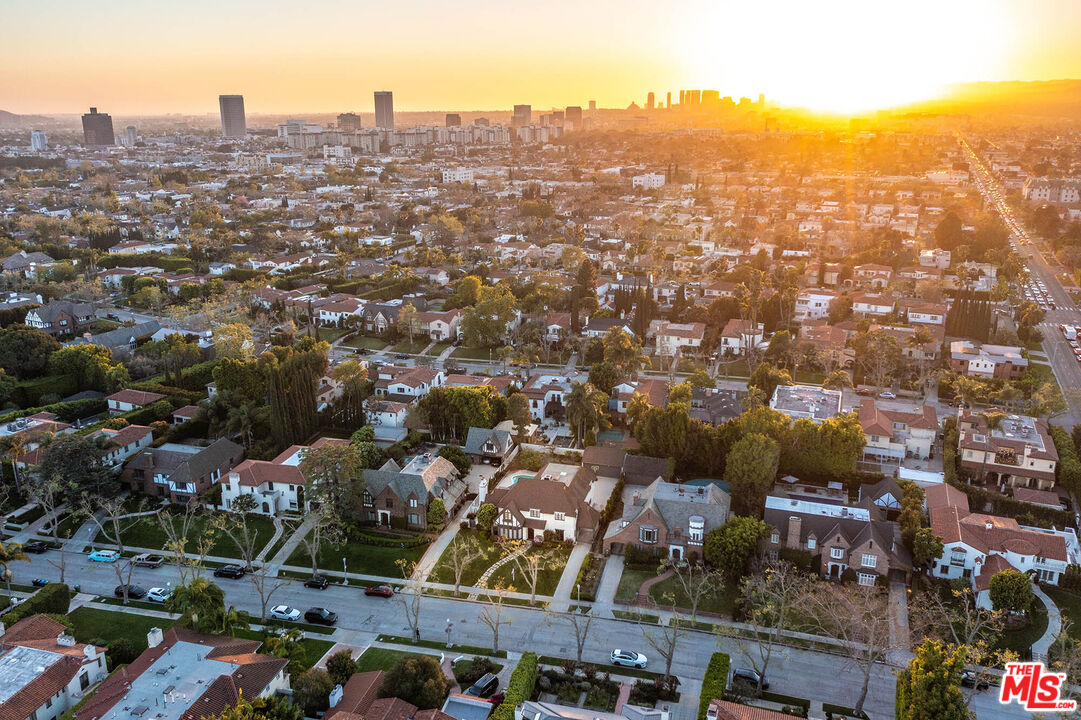 157 N Las Palmas Ave