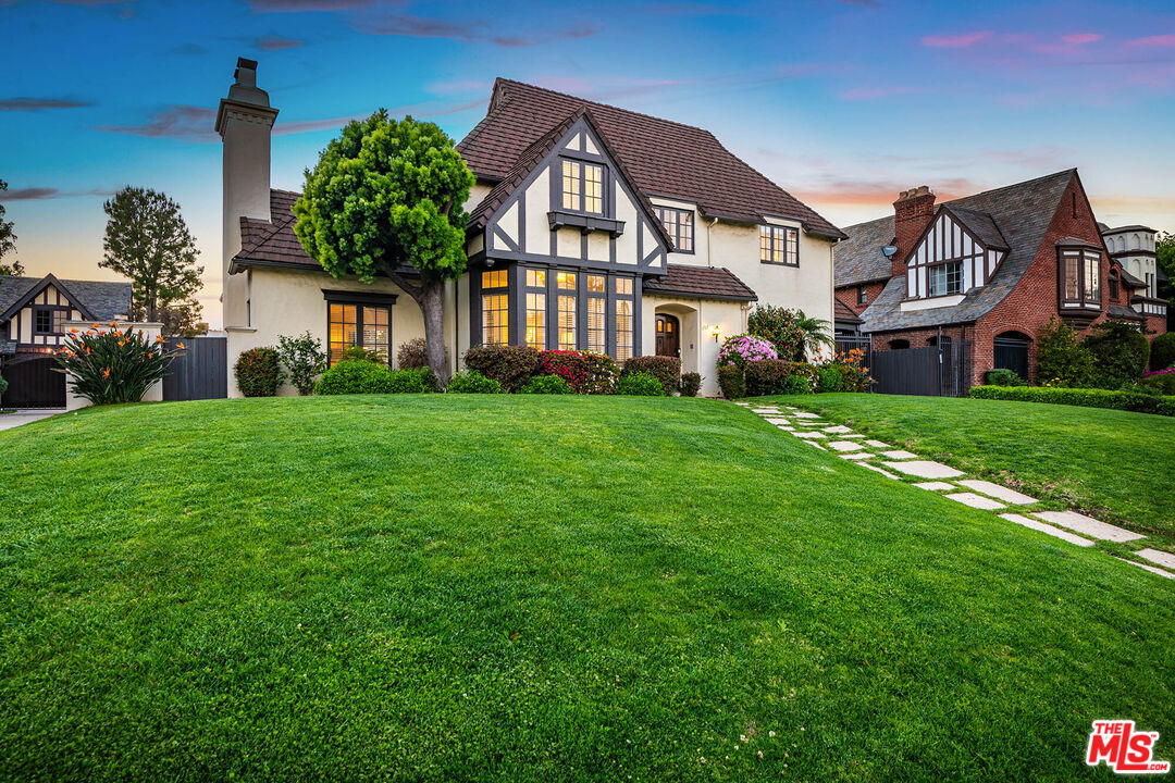 157 N Las Palmas Ave