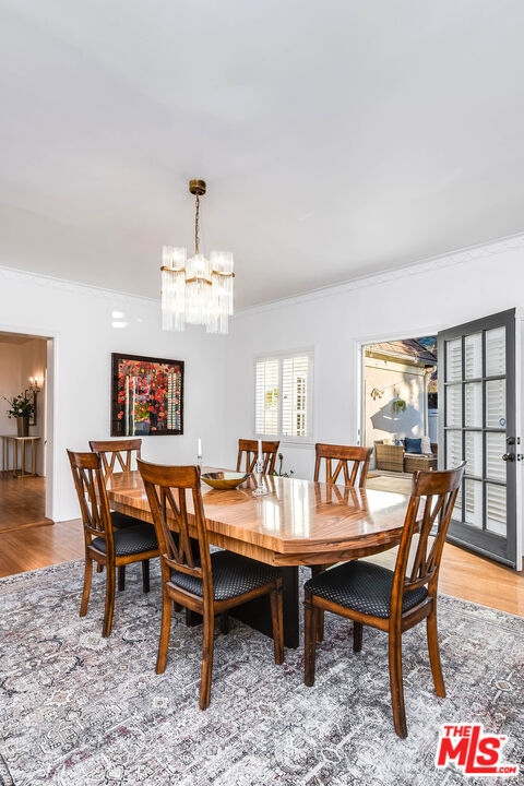 157 N Las Palmas Ave