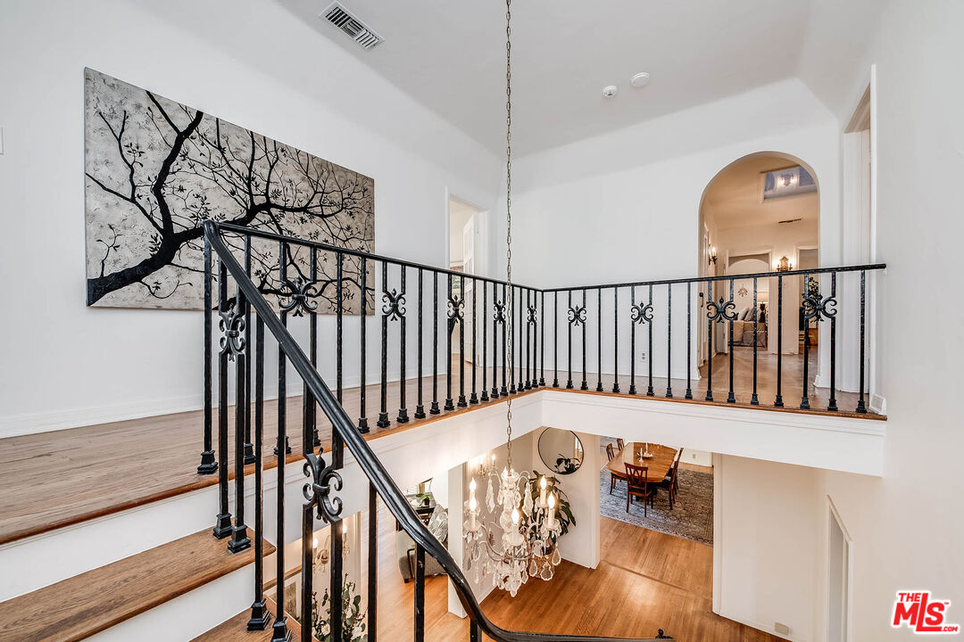 157 N Las Palmas Ave