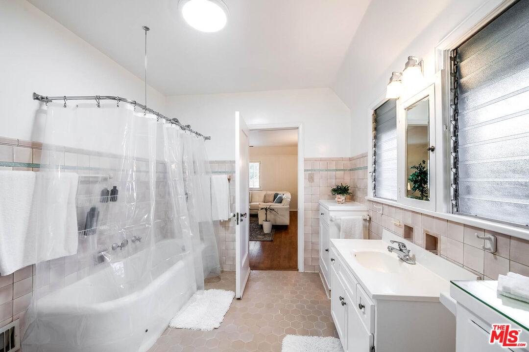 157 N Las Palmas Ave