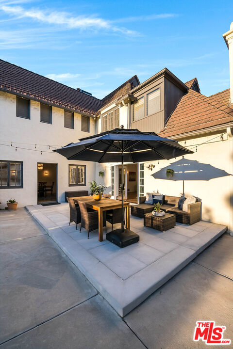 157 N Las Palmas Ave