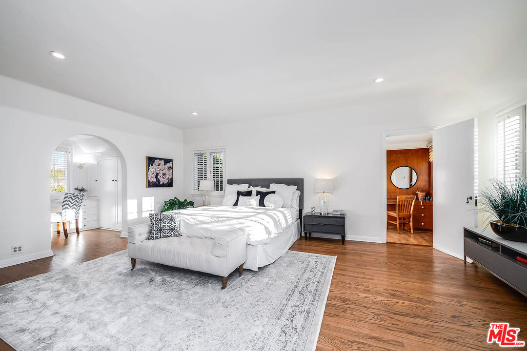 157 N Las Palmas Ave