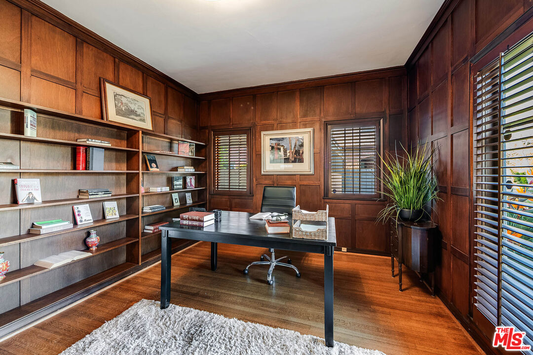 157 N Las Palmas Ave