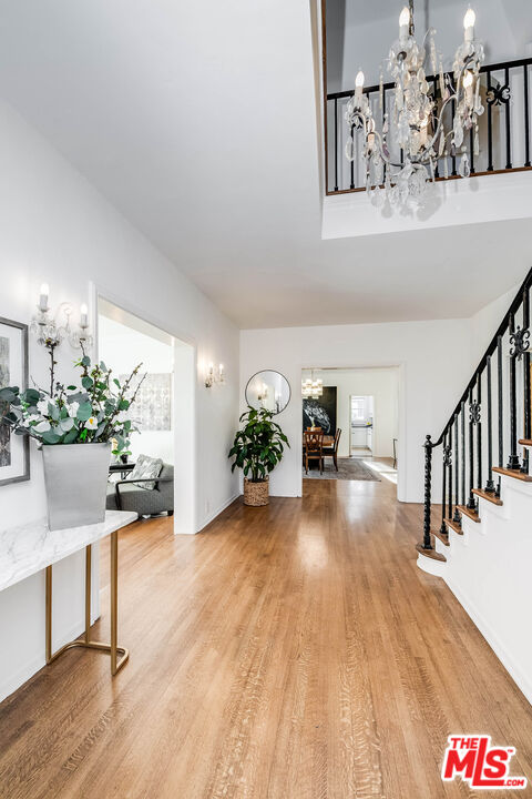 157 N Las Palmas Ave