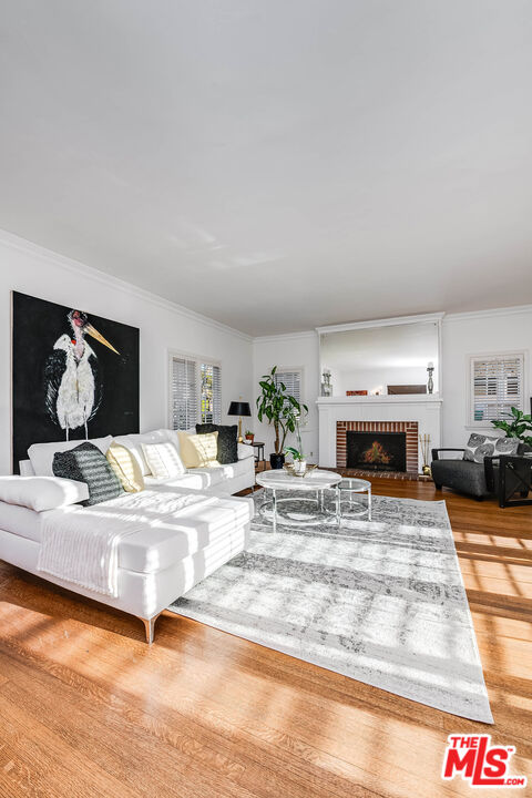 157 N Las Palmas Ave