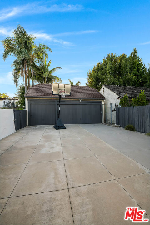 157 N Las Palmas Ave