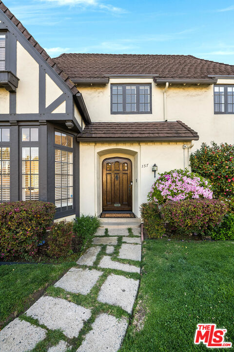 157 N Las Palmas Ave