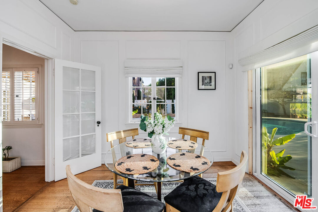 157 N Las Palmas Ave