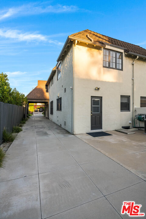 157 N Las Palmas Ave