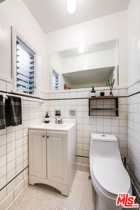 157 N Las Palmas Ave