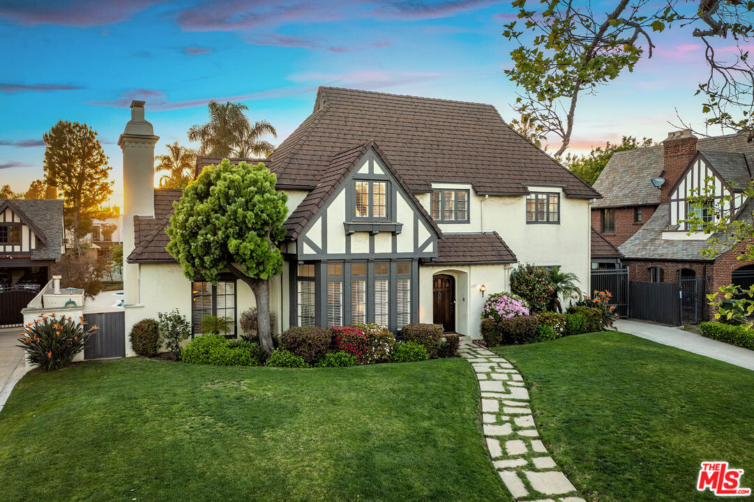 157 N Las Palmas Ave