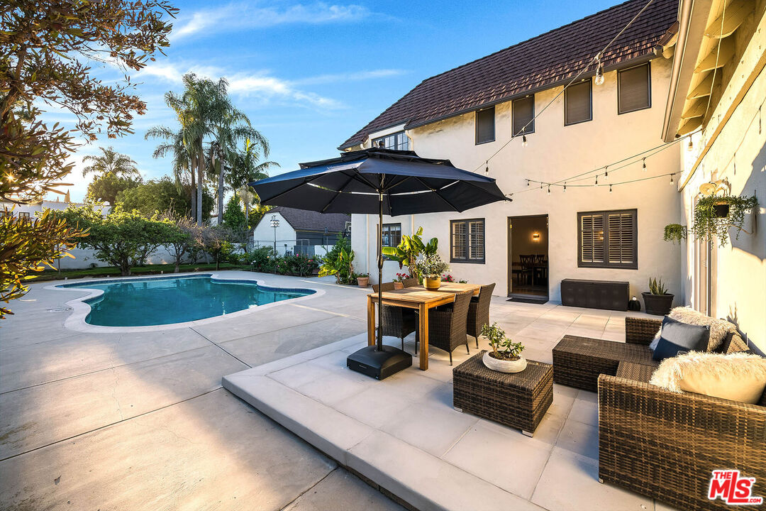 157 N Las Palmas Ave