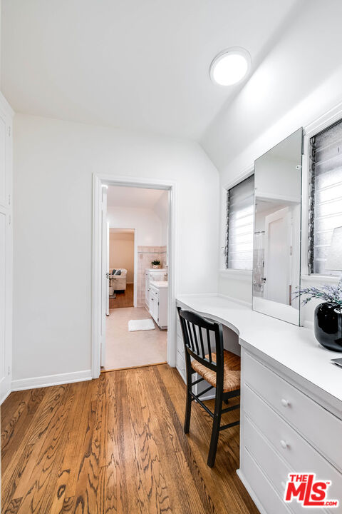 157 N Las Palmas Ave