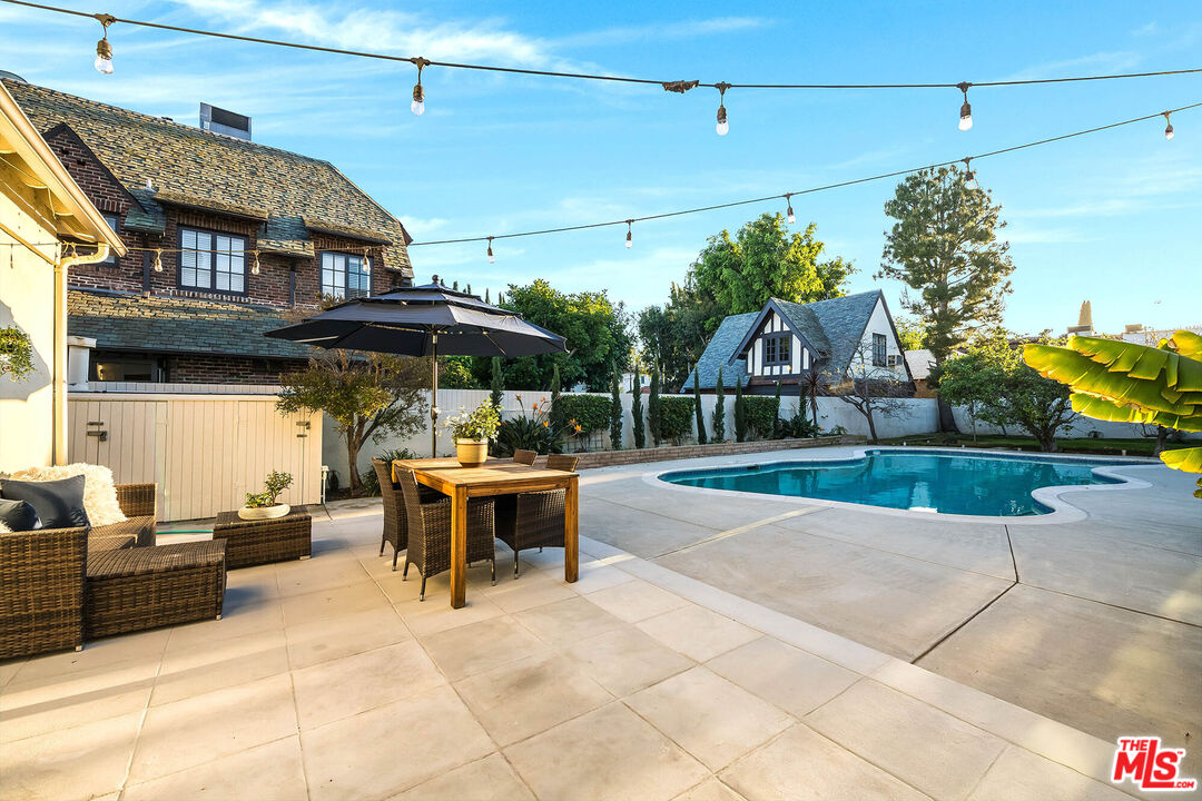 157 N Las Palmas Ave