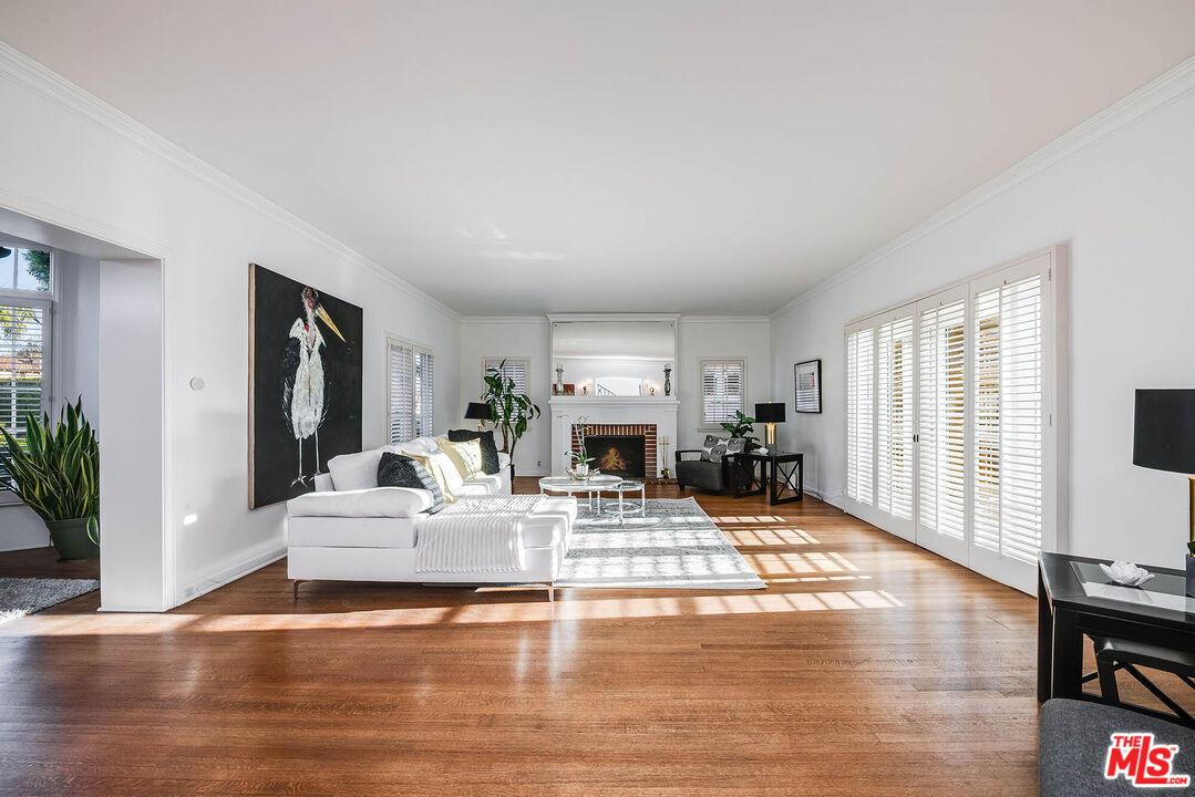 157 N Las Palmas Ave