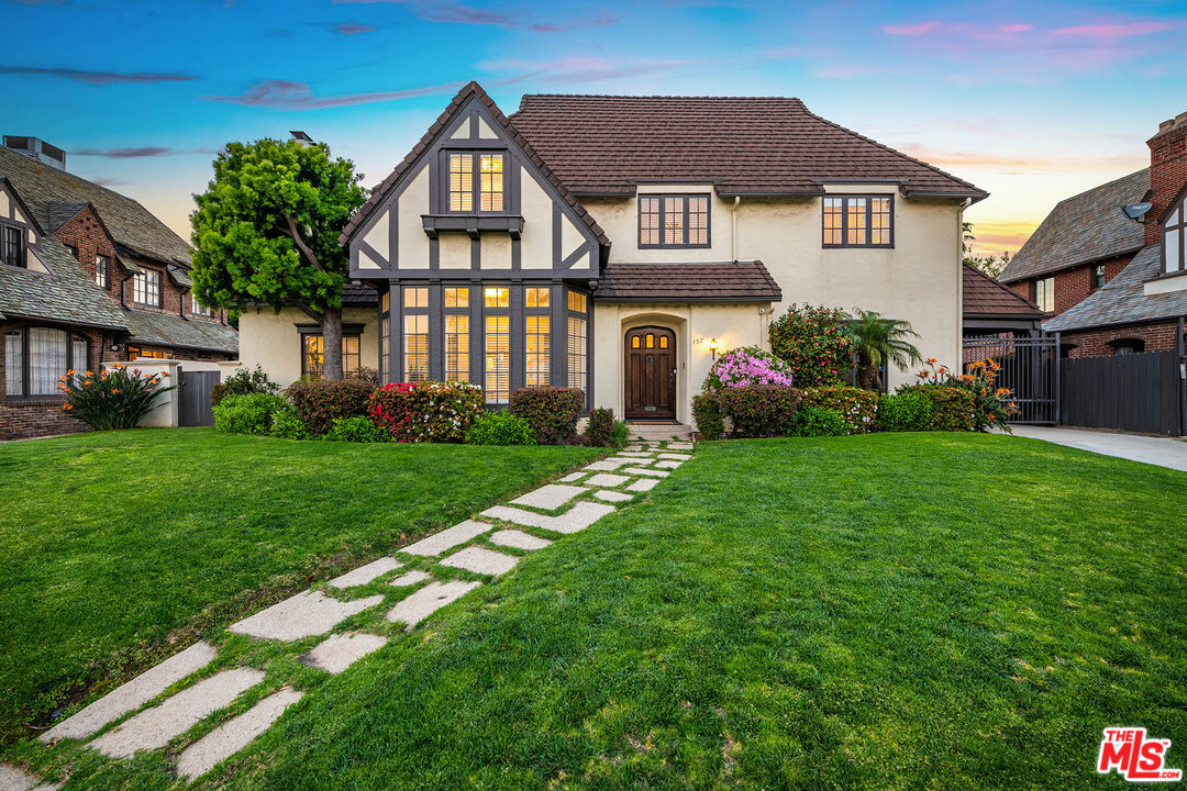 157 N Las Palmas Ave