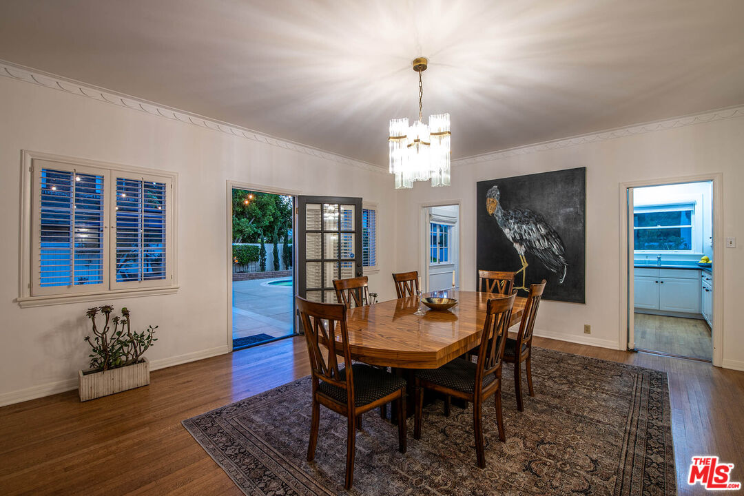 157 N Las Palmas Ave