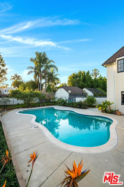 157 N Las Palmas Ave