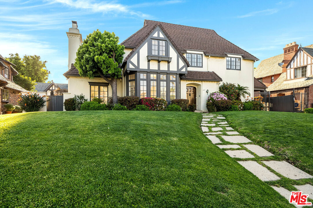 157 N Las Palmas Ave