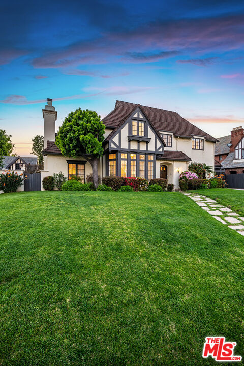 157 N Las Palmas Ave