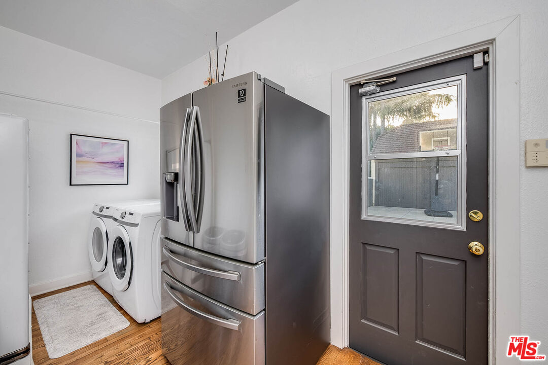 157 N Las Palmas Ave