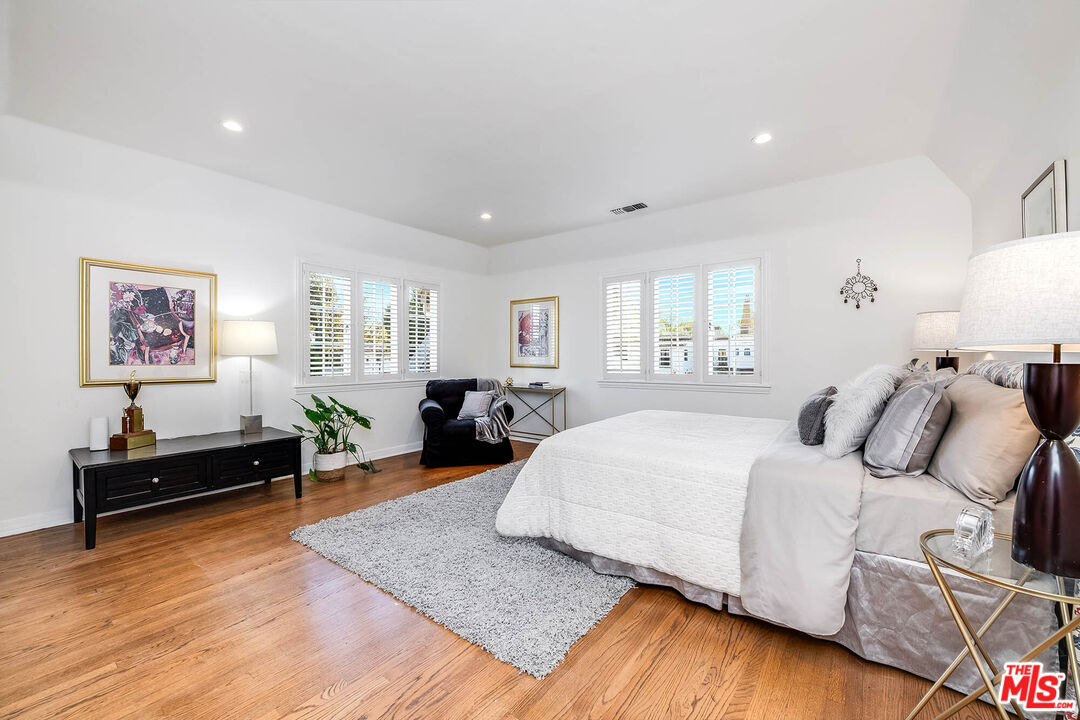 157 N Las Palmas Ave