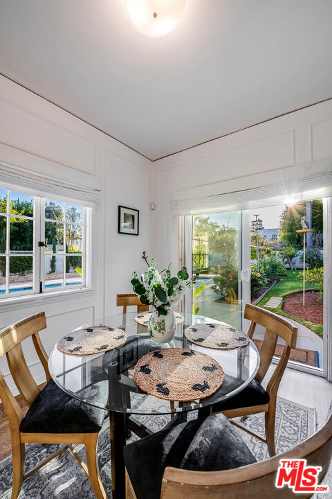 157 N Las Palmas Ave