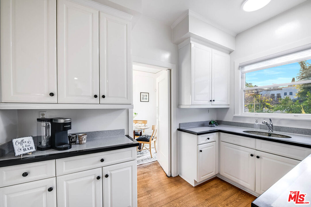 157 N Las Palmas Ave