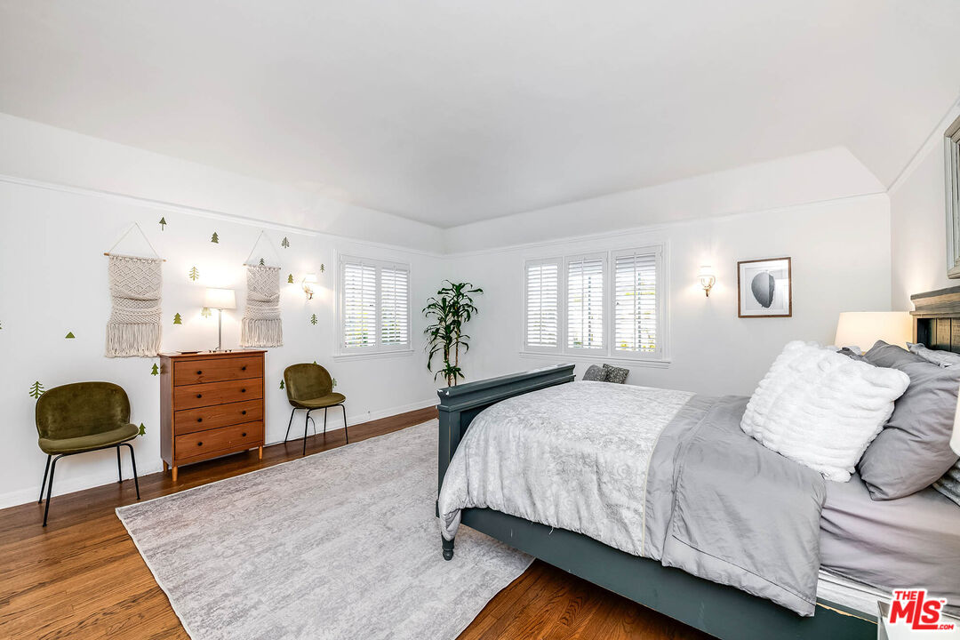 157 N Las Palmas Ave