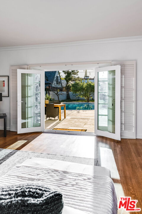 157 N Las Palmas Ave