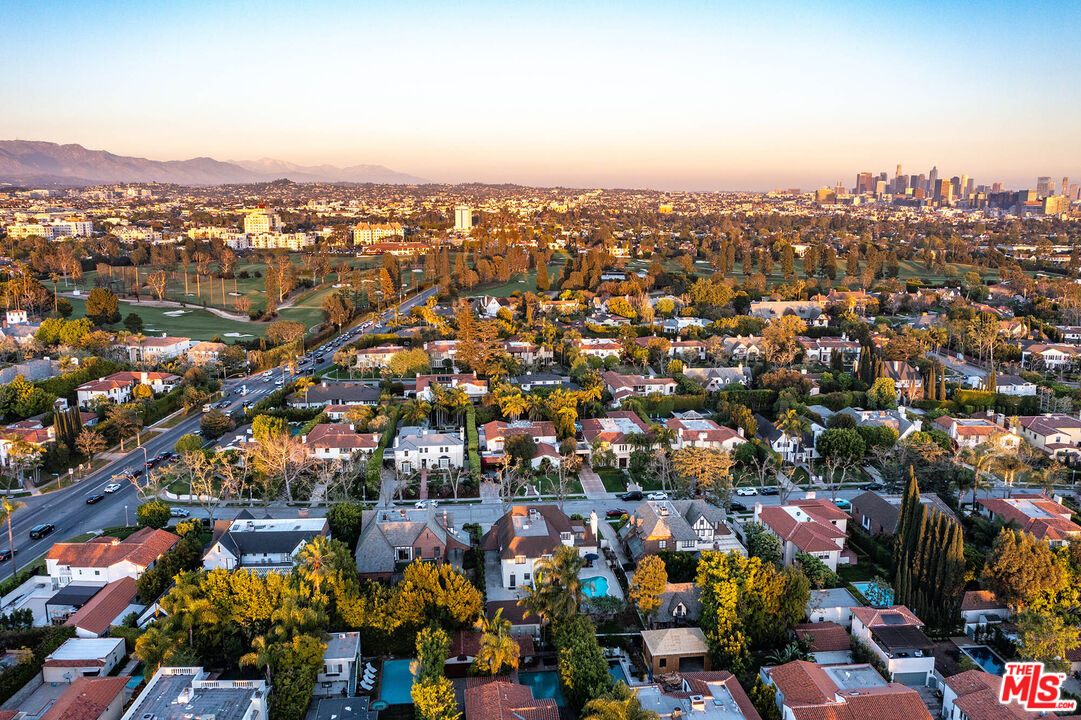 157 N Las Palmas Ave