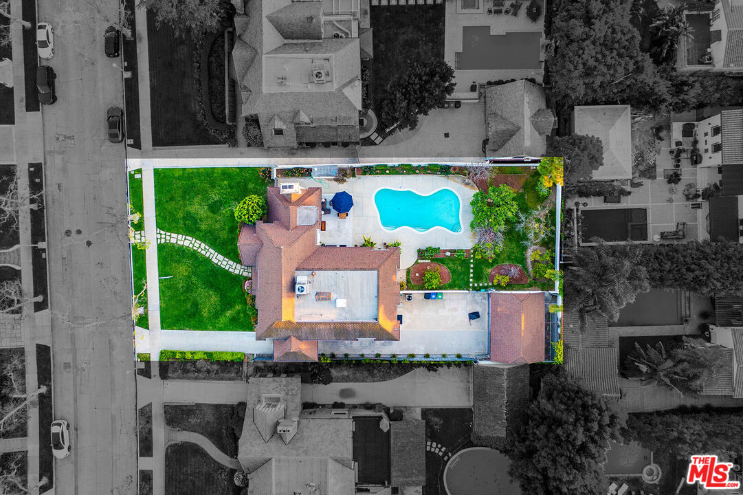 157 N Las Palmas Ave