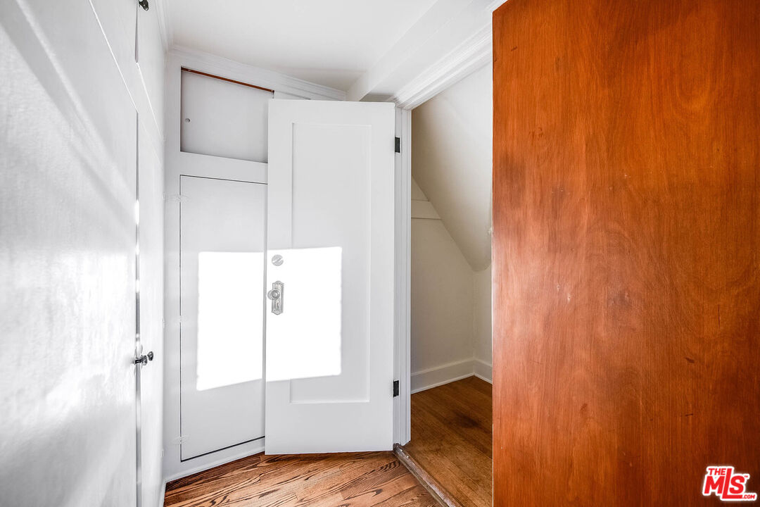 157 N Las Palmas Ave