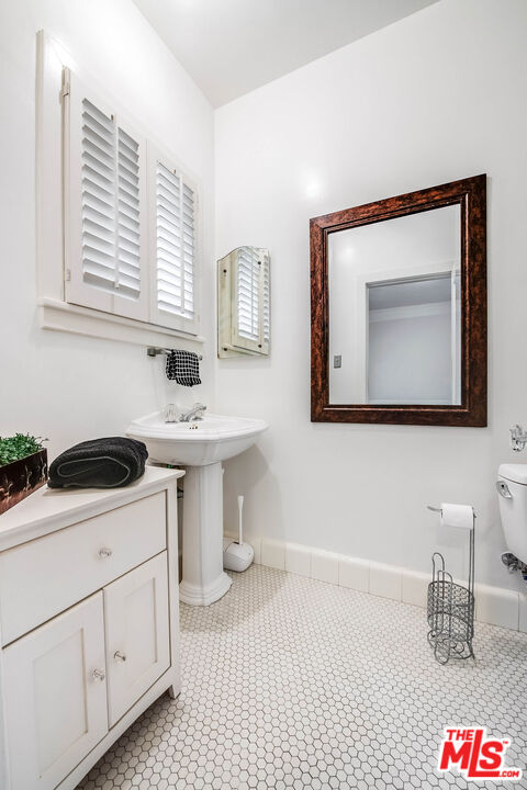 157 N Las Palmas Ave